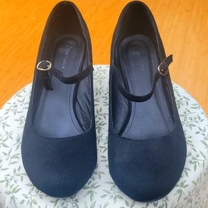 Room of fashion shoes size 11.5